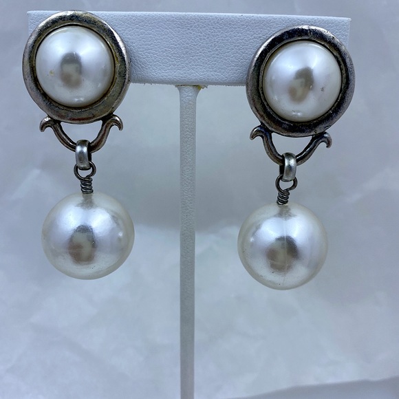 Vintage LINDA LEVINSON Large Pearl Drop Clip Earrings - Picture 1 of 4